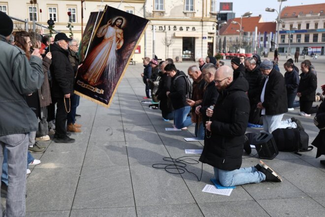 Molitelji ispred osječke konkatedrale, ožujak 2025.