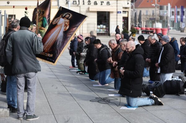 Molitelji ispred osječke konkatedrale, ožujak 2025.