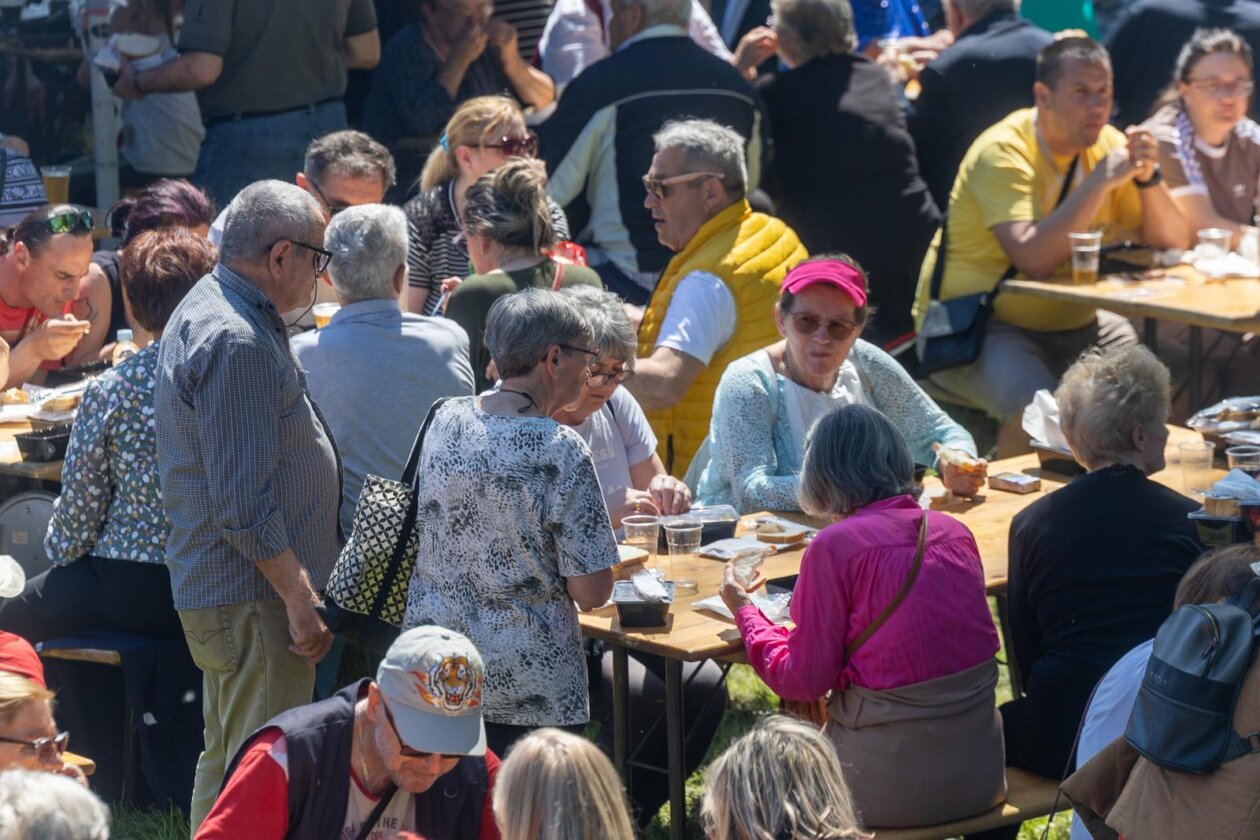 Osijek. Podjela graha na lijevoj obali Drave na Praznik rada Osijek. Podjela graha na lijevoj obali Drave na Praznik rada