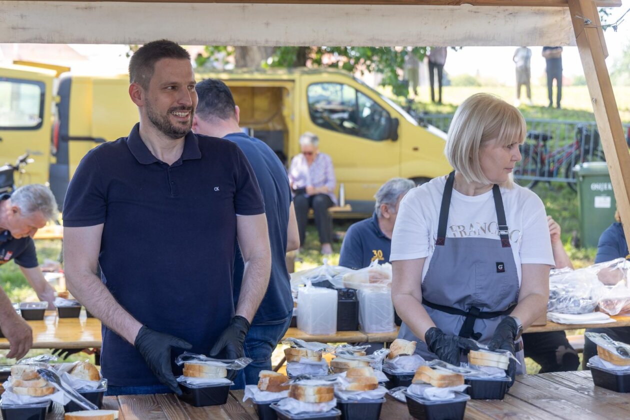 Osijek. Podjela graha na lijevoj obali Drave na Praznik rada Osijek. Podjela graha na lijevoj obali Drave na Praznik rada