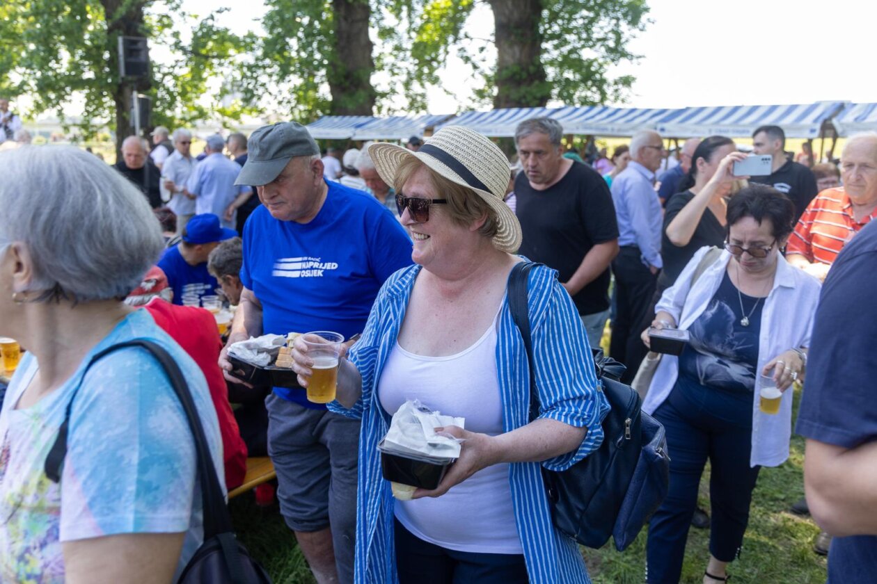 Osijek. Podjela graha na lijevoj obali Drave na Praznik rada Osijek. Podjela graha na lijevoj obali Drave na Praznik rada