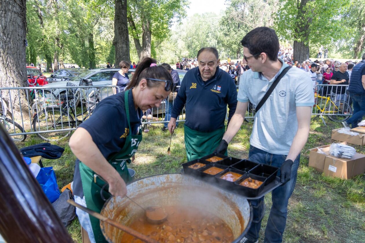 Osijek. Podjela graha na lijevoj obali Drave na Praznik rada Osijek. Podjela graha na lijevoj obali Drave na Praznik rada