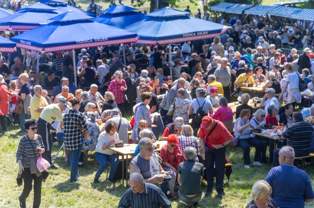 Osijek. Podjela graha na lijevoj obali Drave na Praznik rada