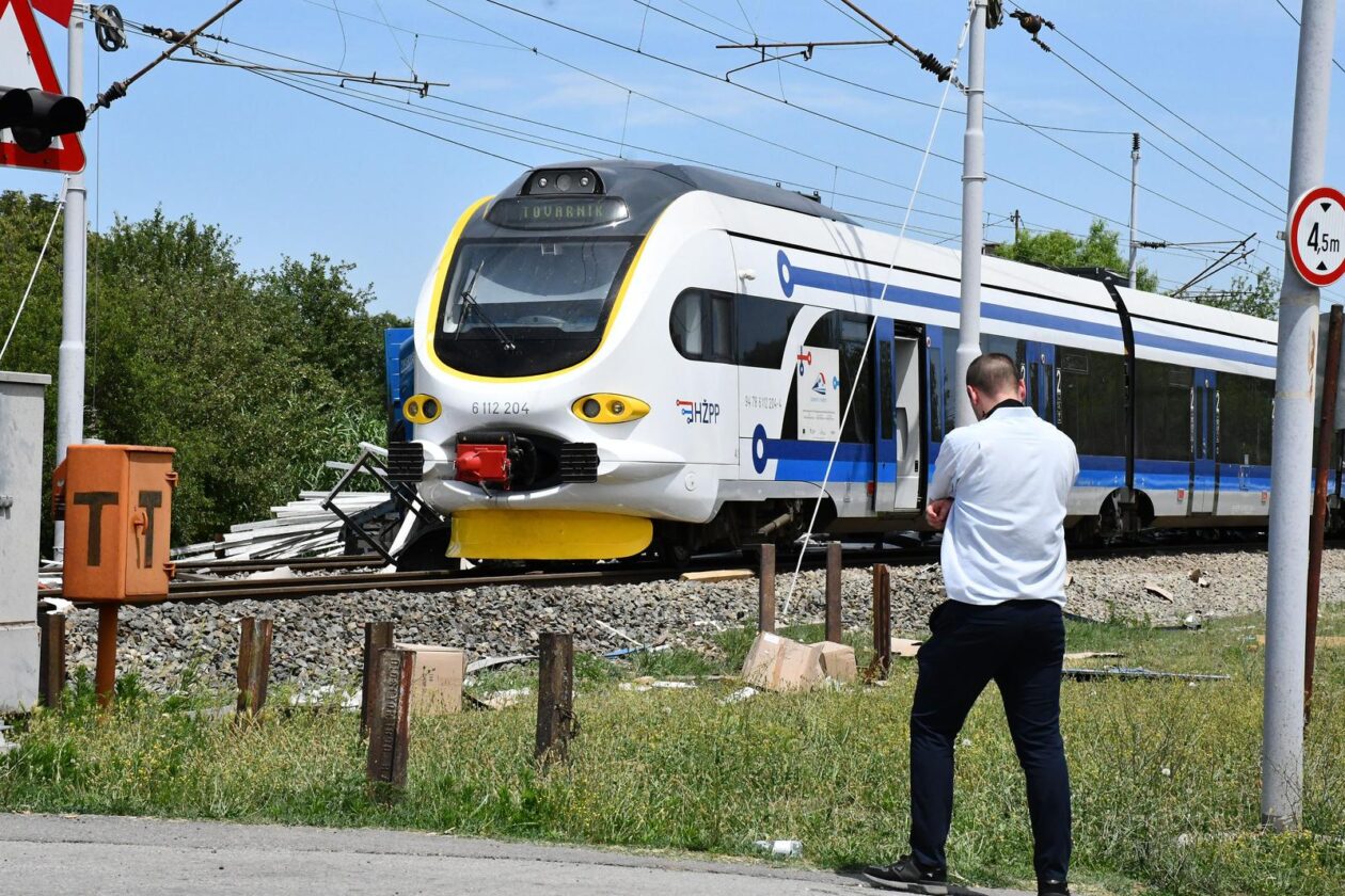Donji Andrijevci: Sudar vlaka i teretnog vozila na pružnom prijelazu