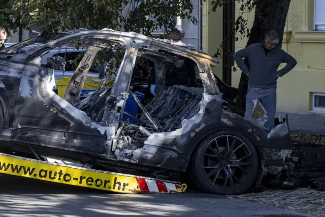Izgorjeli Audi u Osijeku