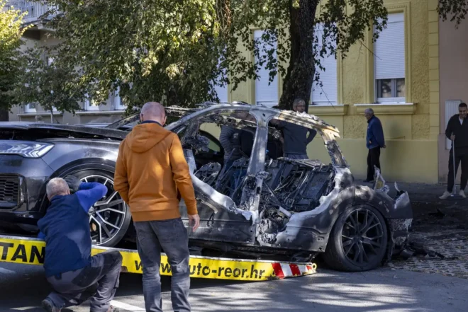 Izgorjeli Audi u Osijeku