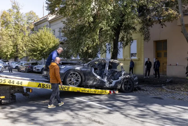 Izgorjeli Audi u Osijeku