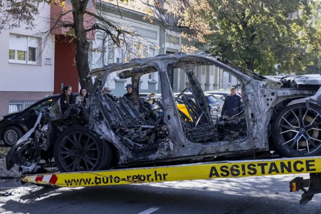 Izgorjeli Audi u Osijeku