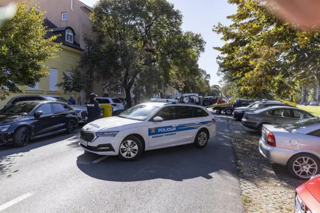 Izgorjeli Audi u Osijeku