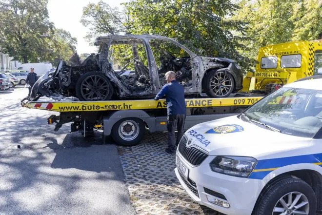 Izgorjeli Audi u Osijeku