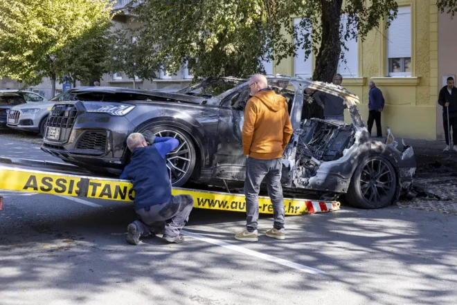Izgorjeli Audi u Osijeku