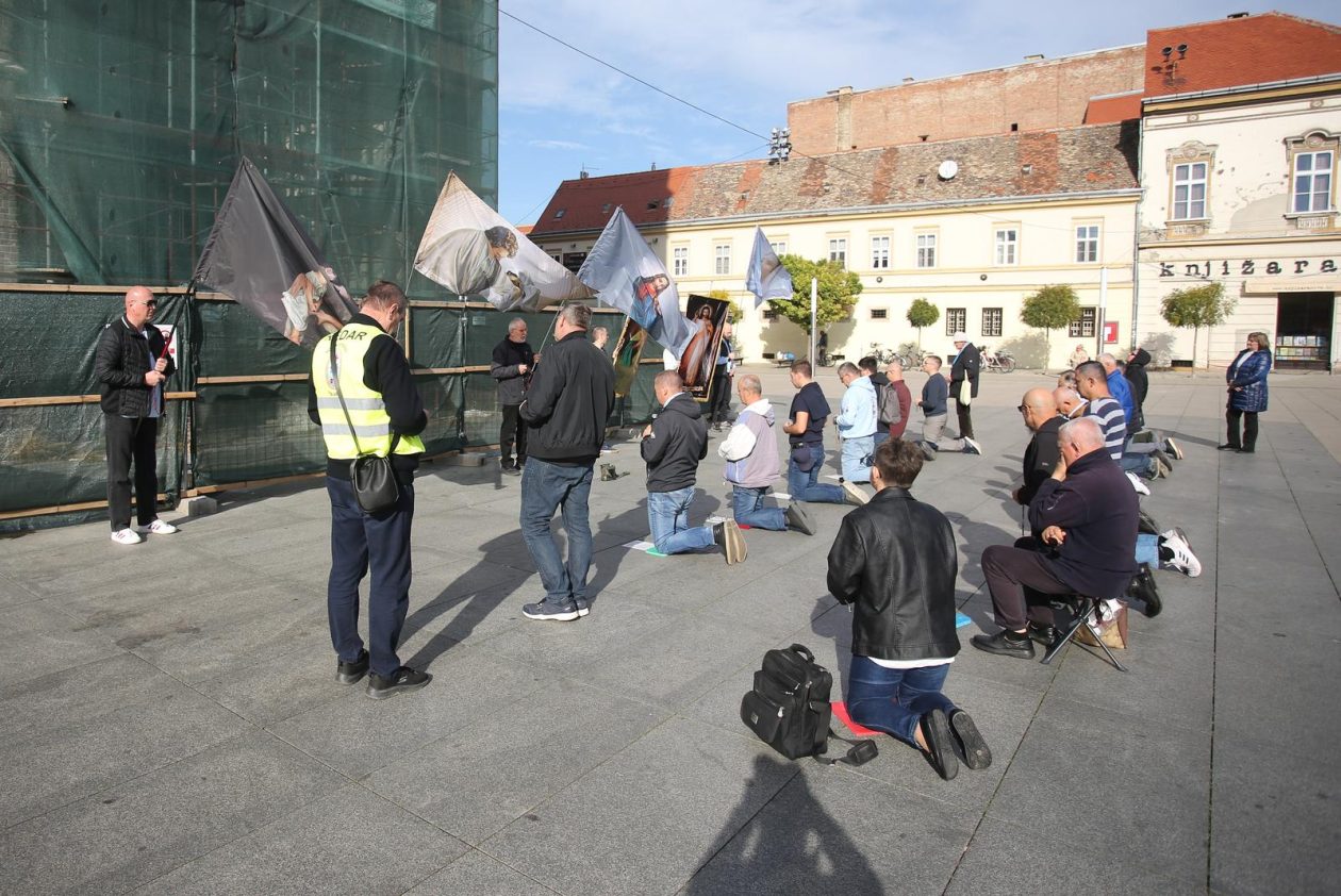 Osijek: Molitelji krunice ispred osječke konkatedrale