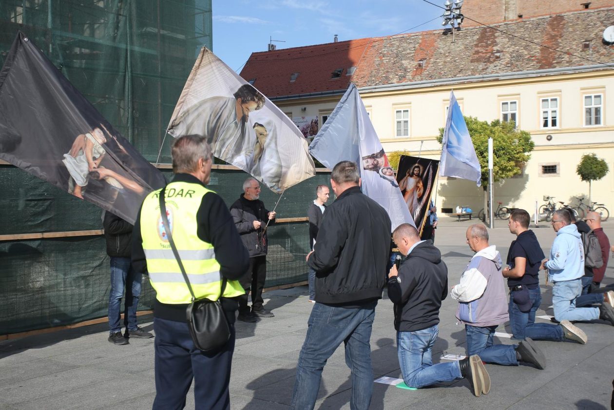 Osijek: Molitelji krunice ispred osječke konkatedrale