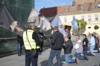 Osijek: Molitelji krunice ispred osječke konkatedrale