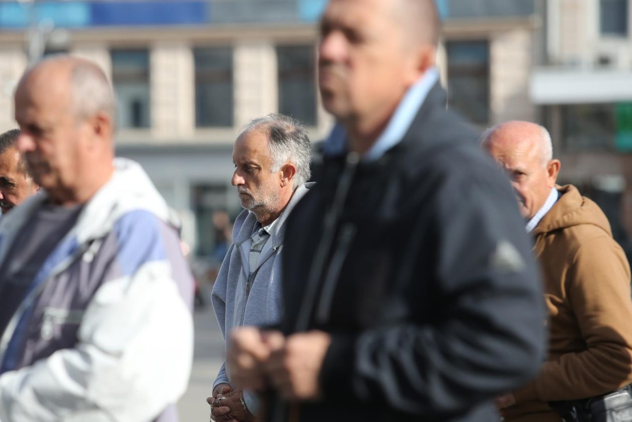 Osijek: Molitelji krunice ispred osječke konkatedrale
