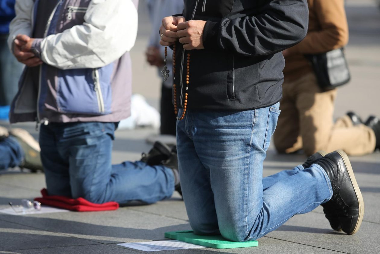 Osijek: Molitelji krunice ispred osječke konkatedrale