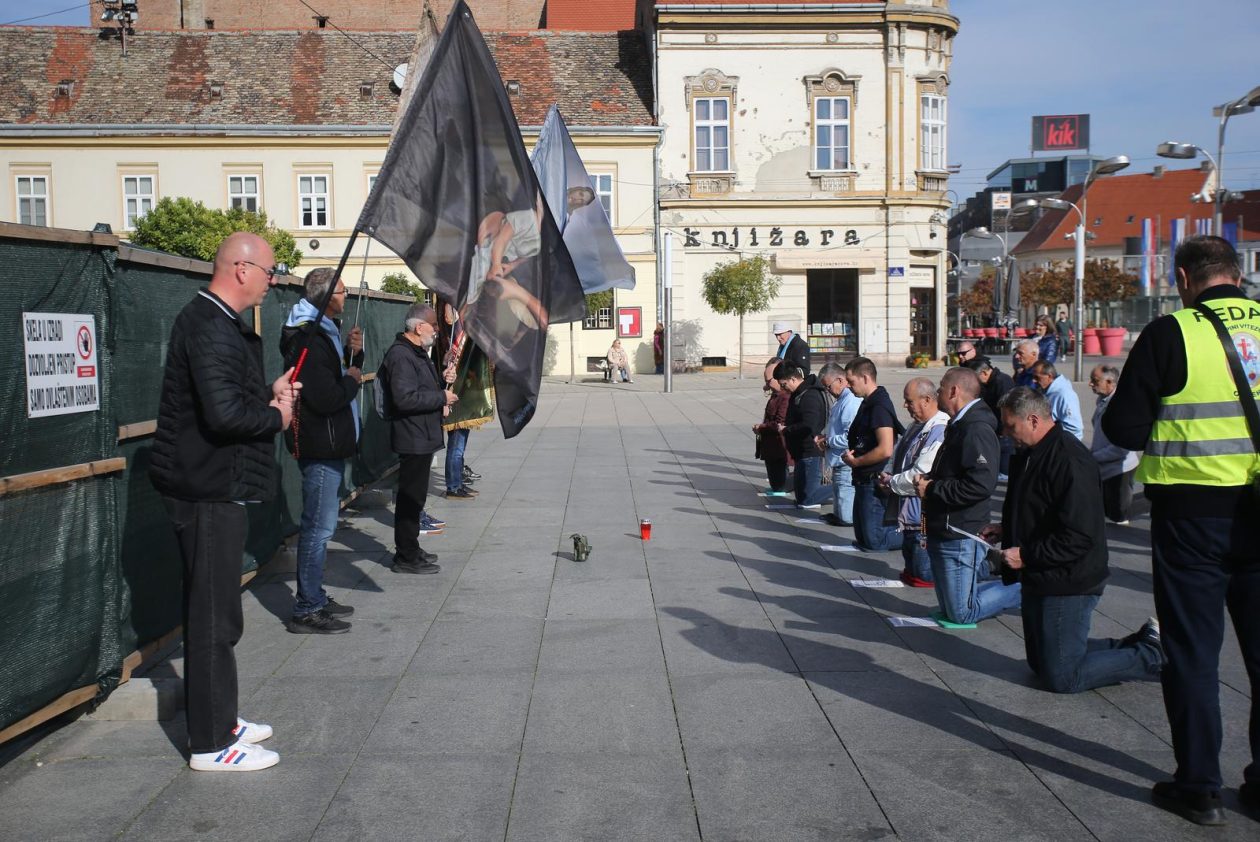 Osijek: Molitelji krunice ispred osječke konkatedrale