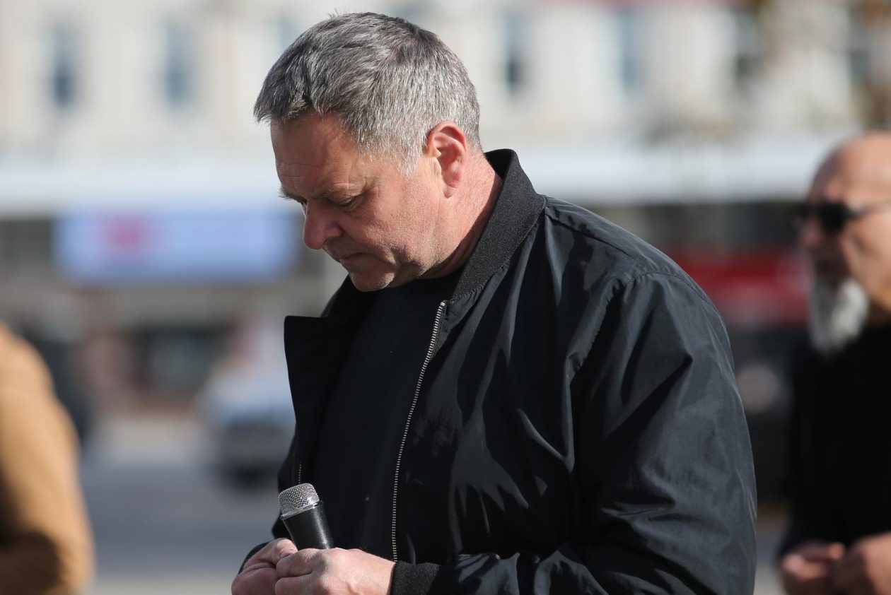 Osijek: Molitelji krunice ispred osječke konkatedrale