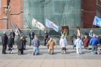 Osijek: Molitelji krunice ispred osječke konkatedrale