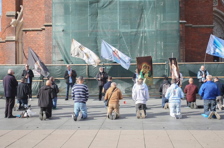 Osijek: Molitelji krunice ispred osječke konkatedrale