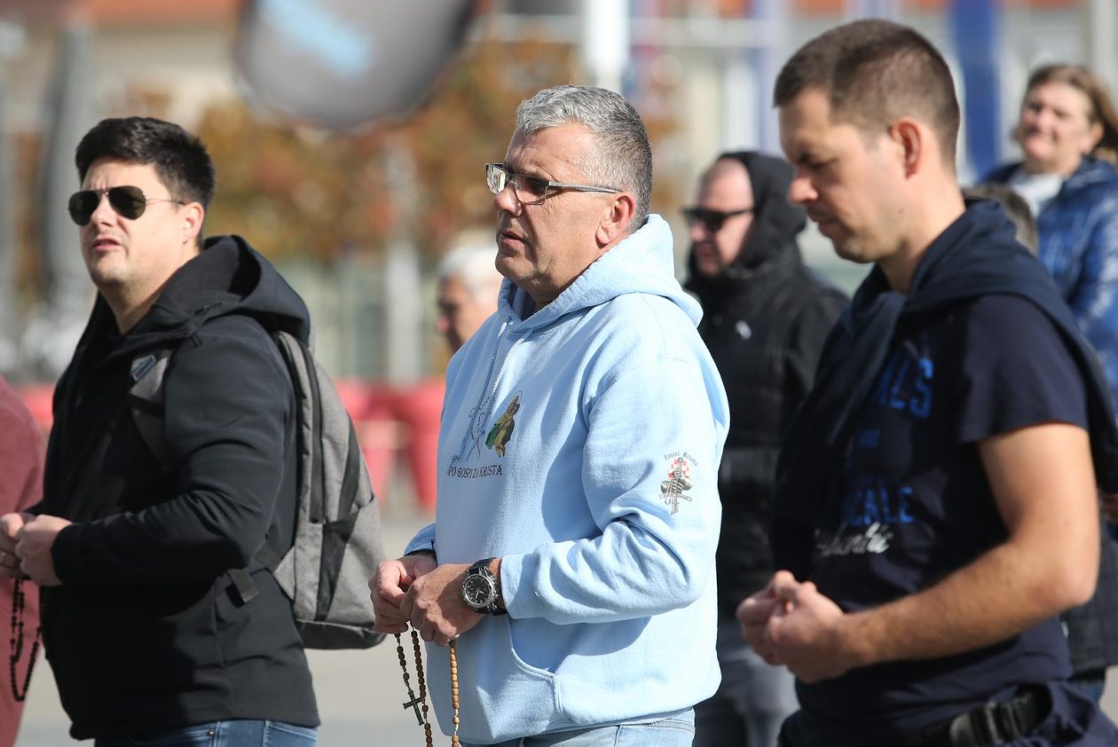 Osijek: Molitelji krunice ispred osječke konkatedrale