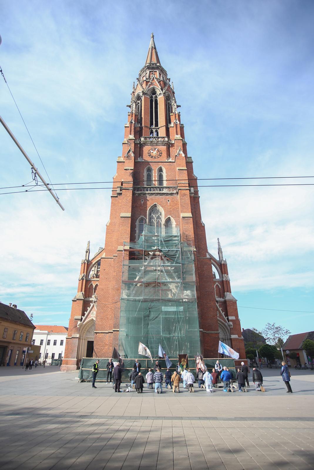 Osijek: Molitelji krunice ispred osječke konkatedrale
