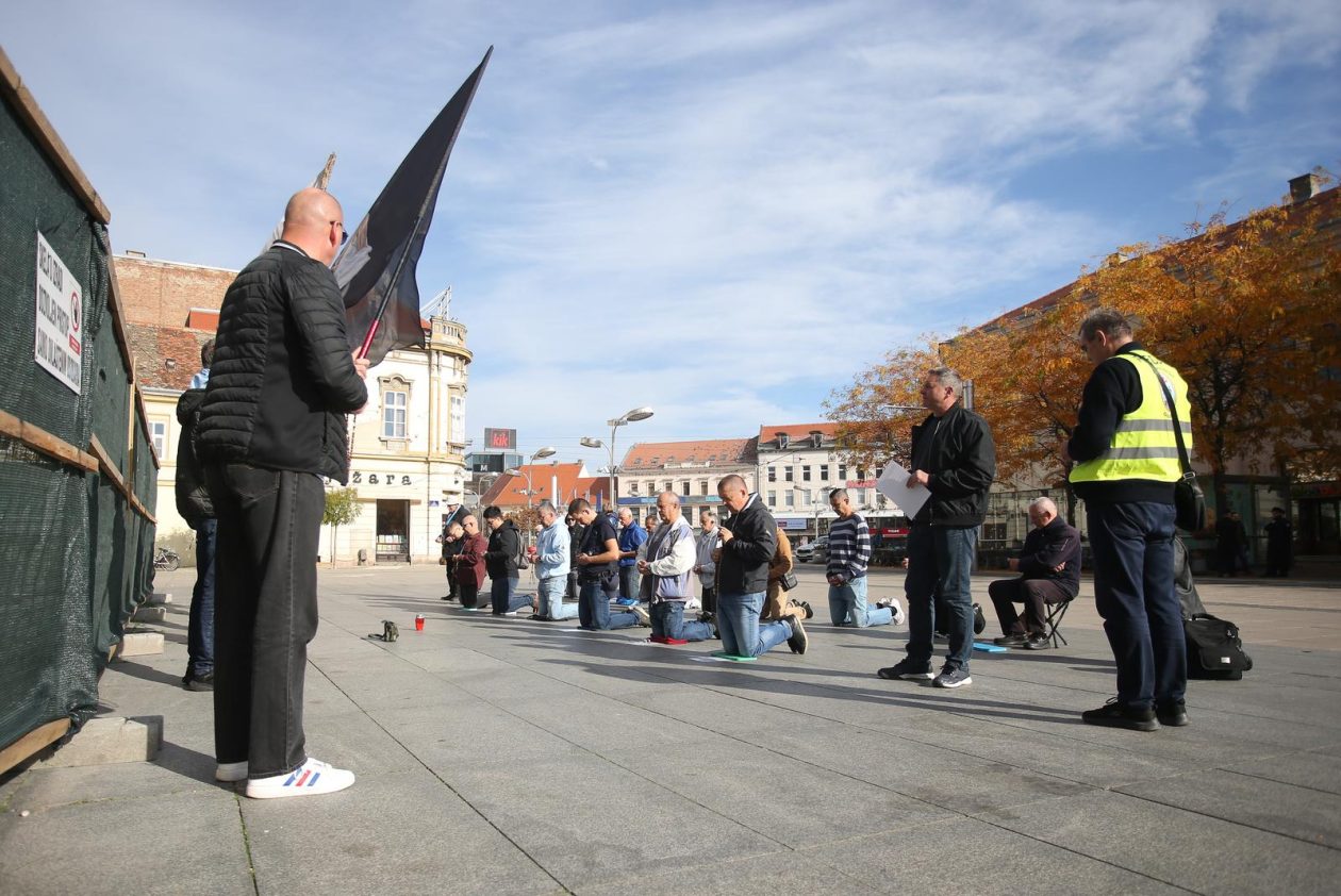 Osijek: Molitelji krunice ispred osječke konkatedrale
