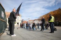 Osijek: Molitelji krunice ispred osječke konkatedrale