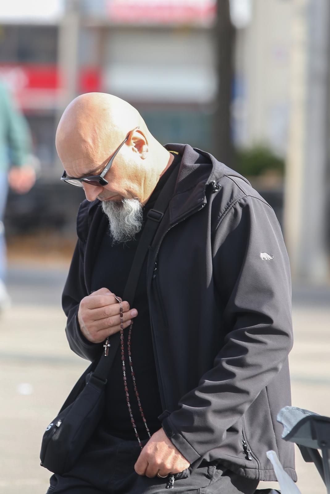 Osijek: Molitelji krunice ispred osječke konkatedrale