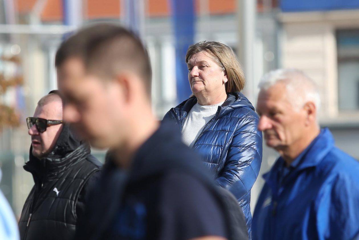 Osijek: Molitelji krunice ispred osječke konkatedrale