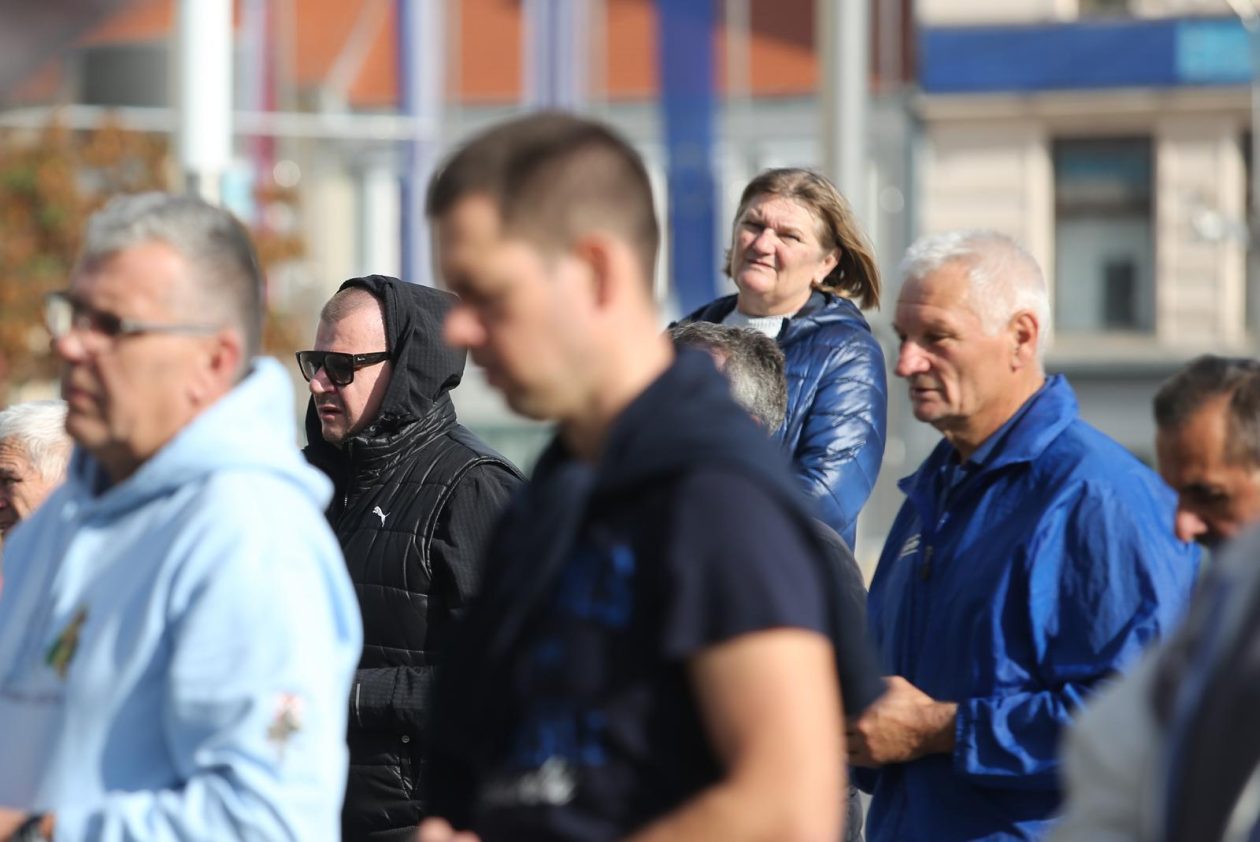 Osijek: Molitelji krunice ispred osječke konkatedrale