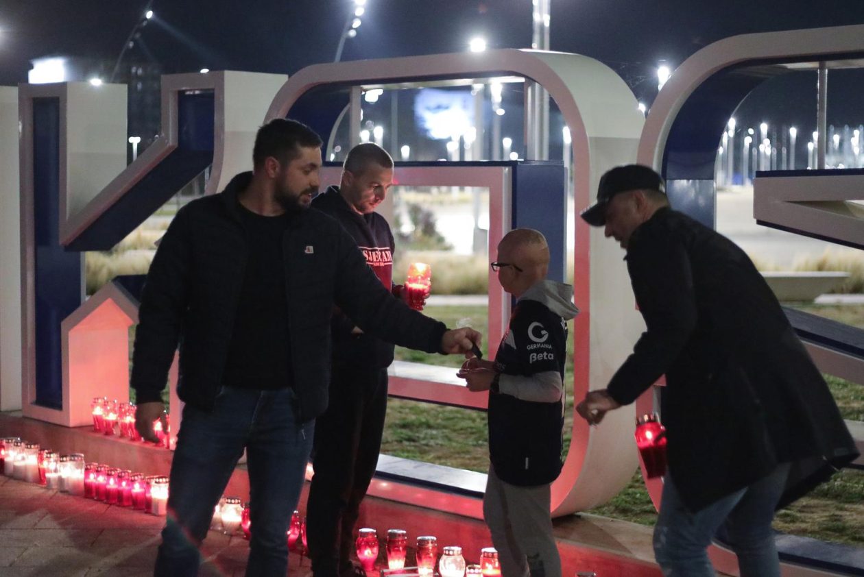 Zapaljene svijeće ispred Opus arene Zapaljene svijeće ispred Opus arene