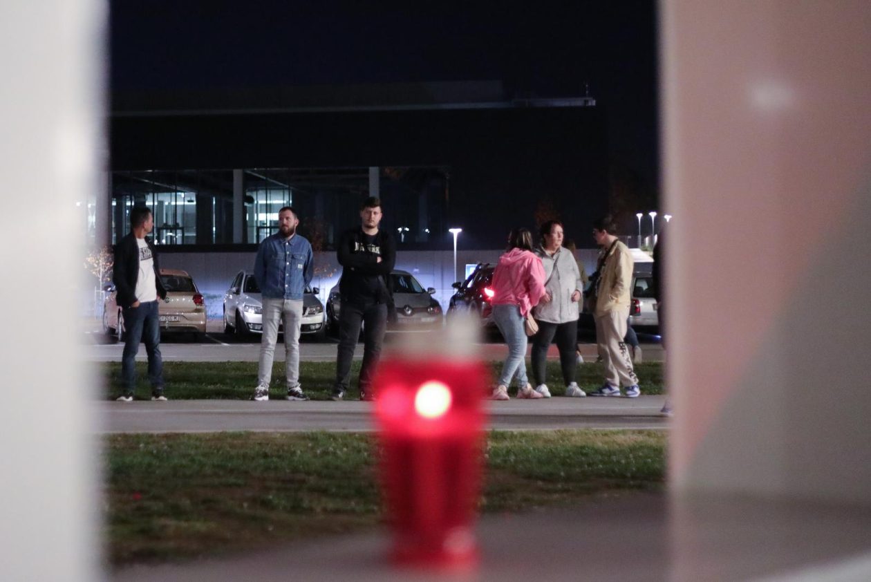 Zapaljene svijeće ispred Opus arene Zapaljene svijeće ispred Opus arene