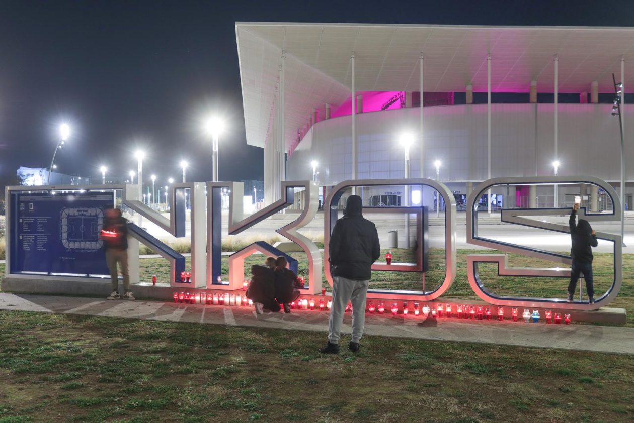 Zapaljene svijeće ispred Opus arene Zapaljene svijeće ispred Opus arene