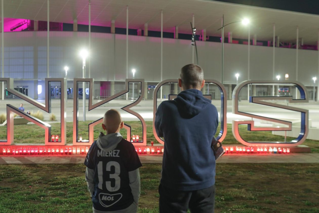 Zapaljene svijeće ispred Opus arene Zapaljene svijeće ispred Opus arene