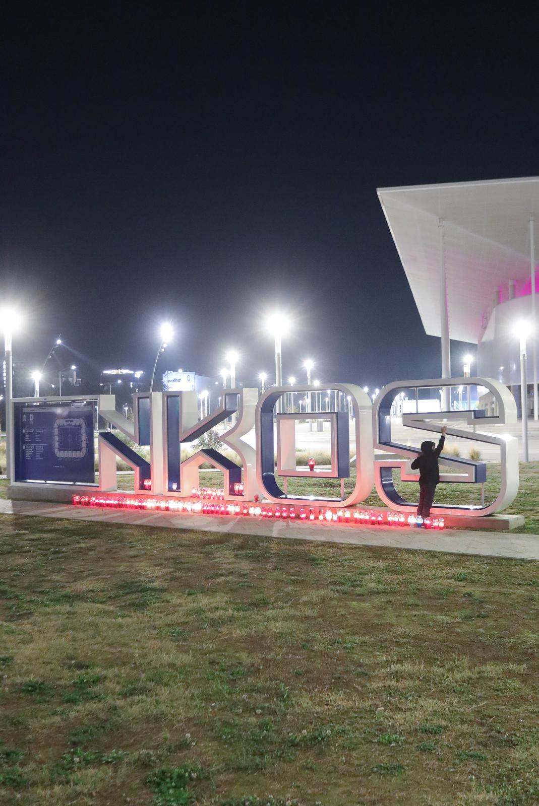 Zapaljene svijeće ispred Opus arene Zapaljene svijeće ispred Opus arene