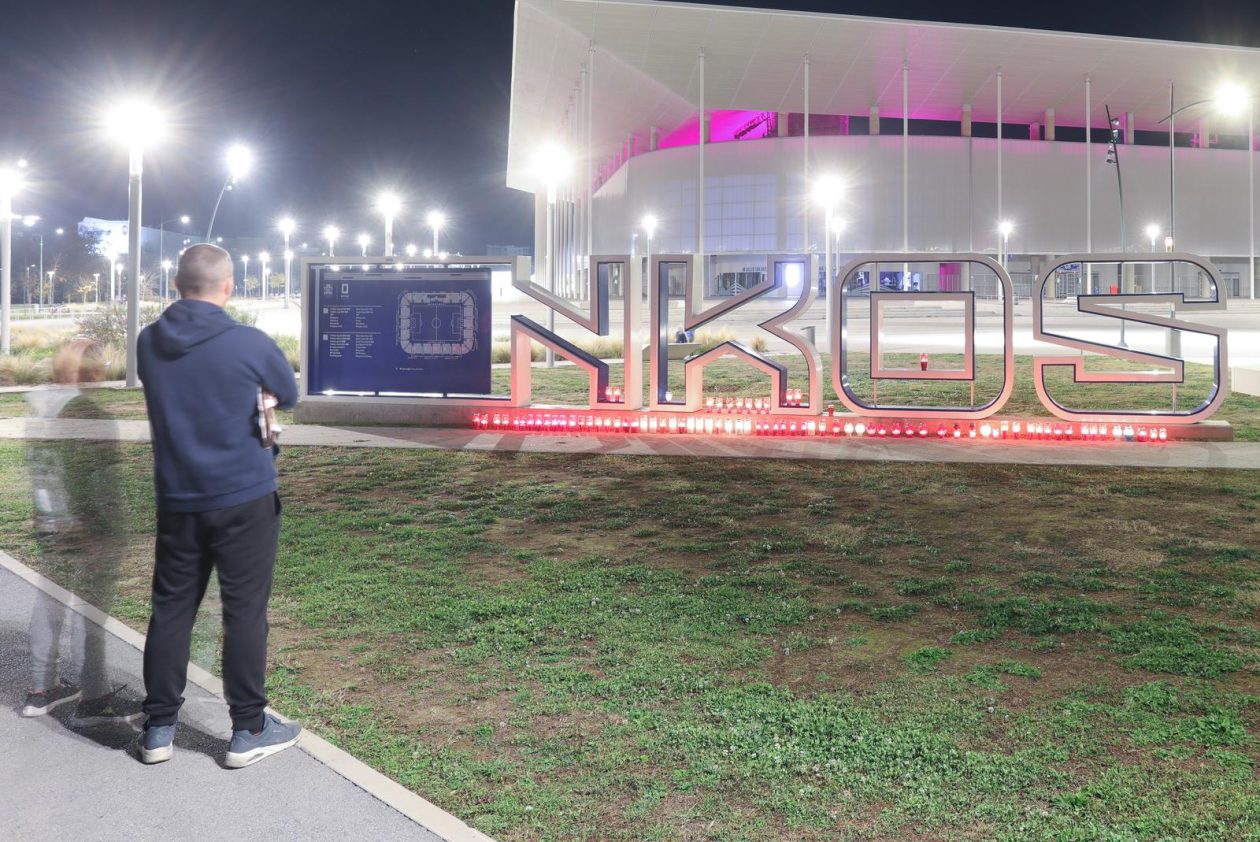 Zapaljene svijeće ispred Opus arene Zapaljene svijeće ispred Opus arene