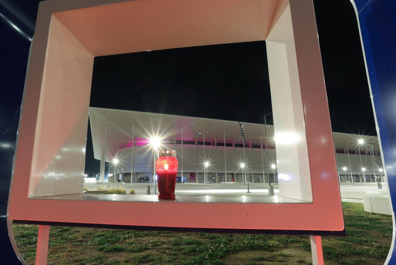 Zapaljene svijeće ispred Opus arene Zapaljene svijeće ispred Opus arene