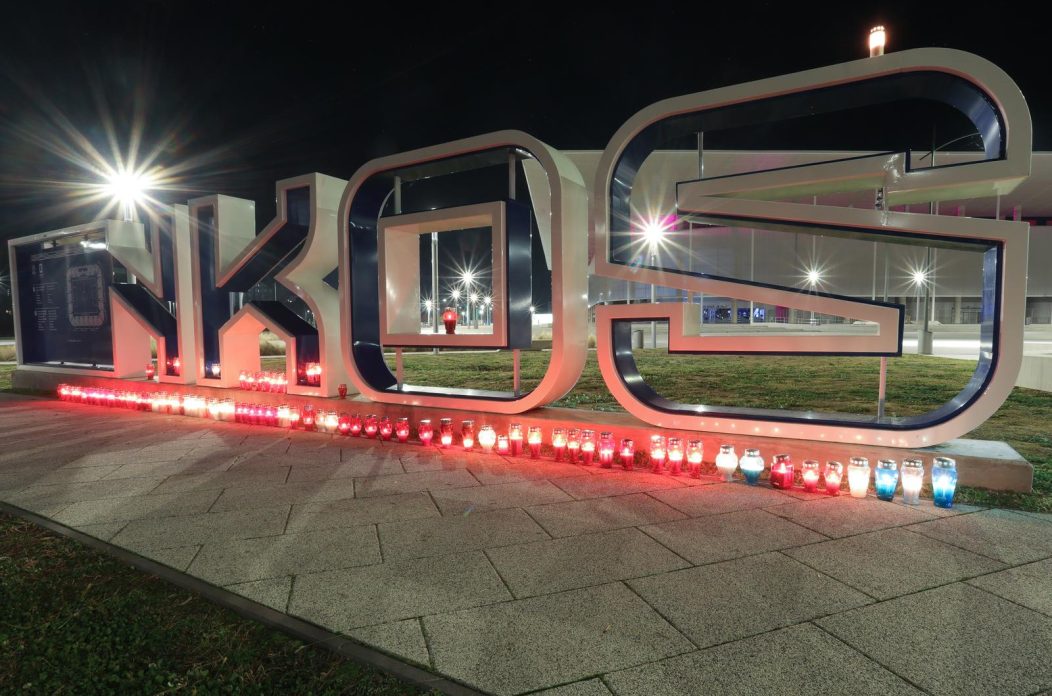 Zapaljene svijeće ispred Opus arene Zapaljene svijeće ispred Opus arene