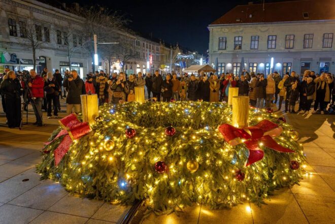 Zapaljena prva adventska svijeća u Osijeku