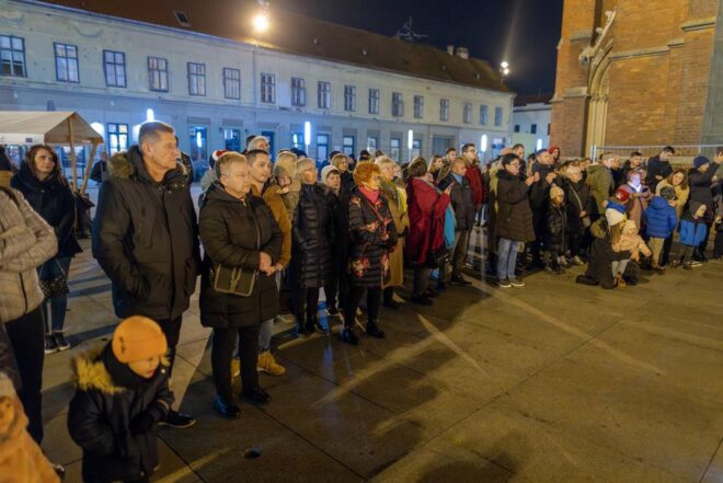 Zapaljena prva adventska svijeća u Osijeku