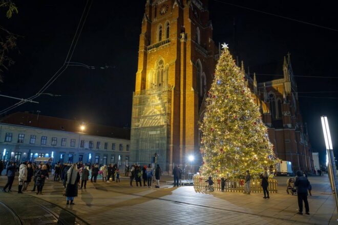 Zapaljena prva adventska svijeća u Osijeku