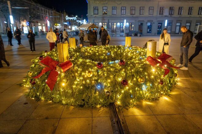 Zapaljena prva adventska svijeća u Osijeku