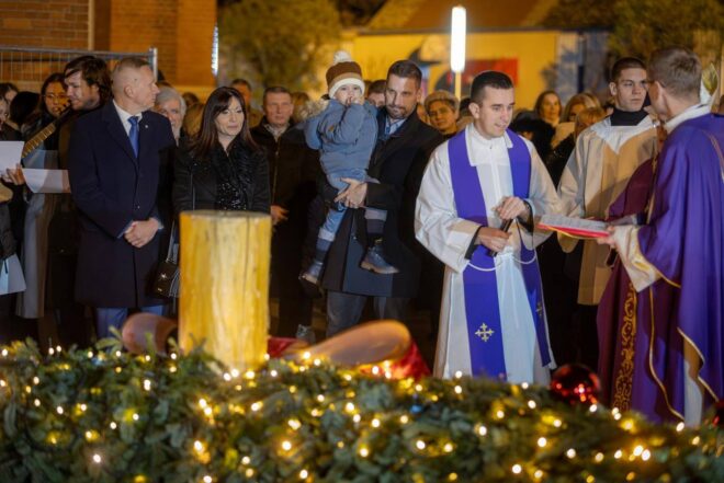 Zapaljena prva adventska svijeća u Osijeku