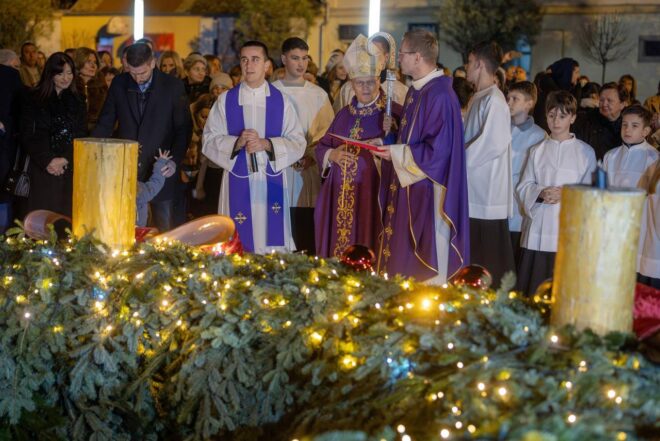 Zapaljena prva adventska svijeća u Osijeku