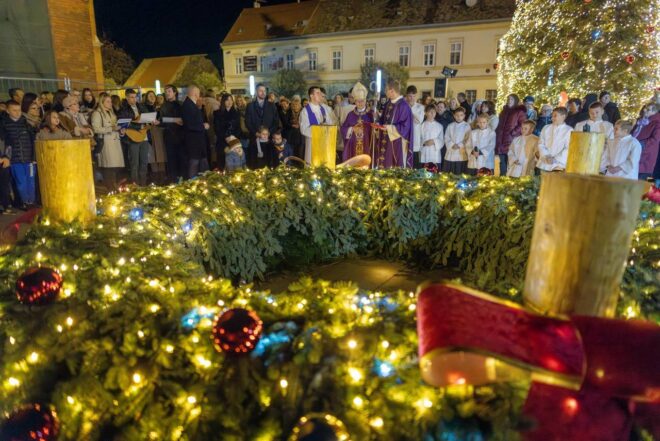 Zapaljena prva adventska svijeća u Osijeku