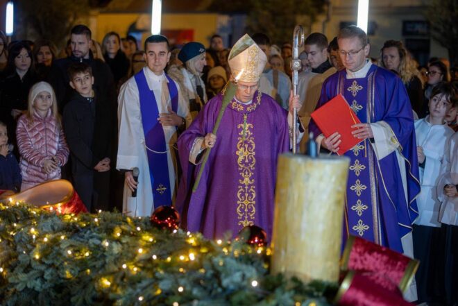 Zapaljena prva adventska svijeća u Osijeku
