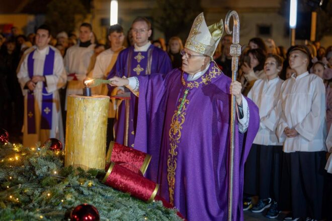 Zapaljena prva adventska svijeća u Osijeku