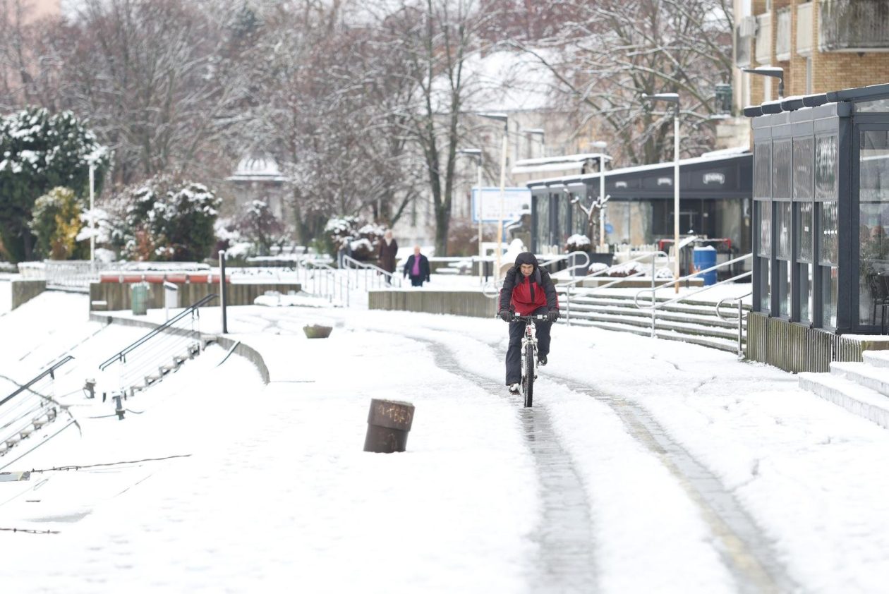 biciklist na snijegu biciklist na snijegu