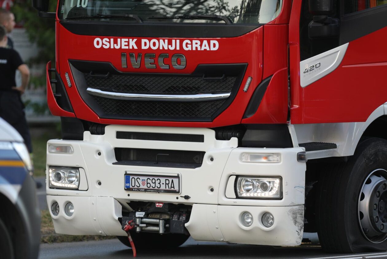 Osijek: Sudar vatrogasnog kamiona i automobila u Vukovarskoj ulici